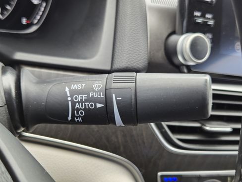 Used 2018 Honda Accord Touring image 18