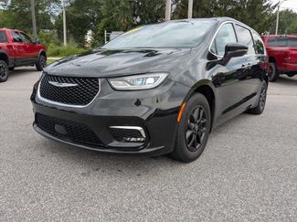 Used 2023 Chrysler Pacifica Touring-L FWD video 1