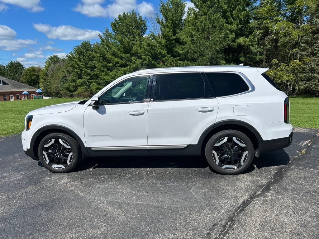 Certified 2024 Kia Telluride EX w/ EX Captain's Chair Package AWD/4WD image 4
