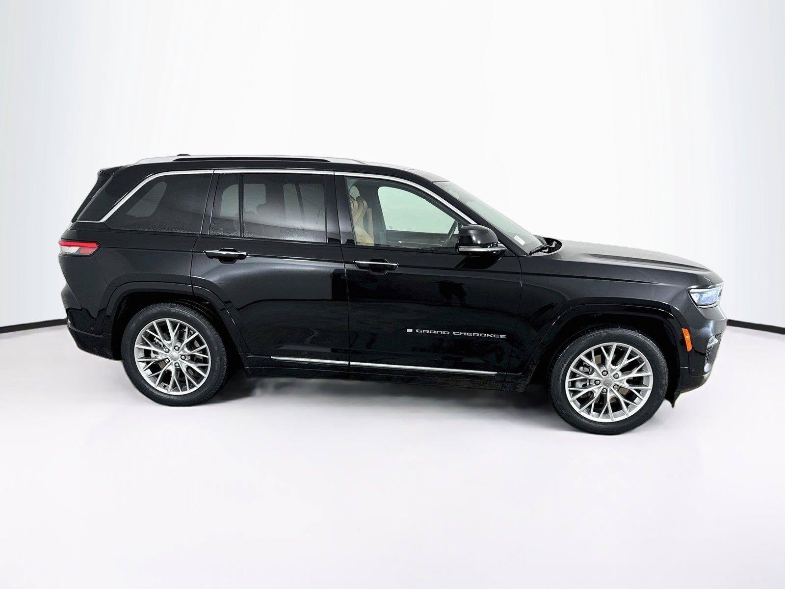 Used 2023 Jeep Grand Cherokee Summit w/ Advanced Protech Group IV AWD/4WD image 7