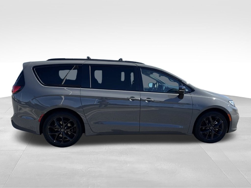 Used 2025 Chrysler Pacifica Limited FWD image 28