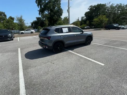 Certified 2025 Volkswagen Taos SE w/ Panoramic Sunroof Package FWD image 8