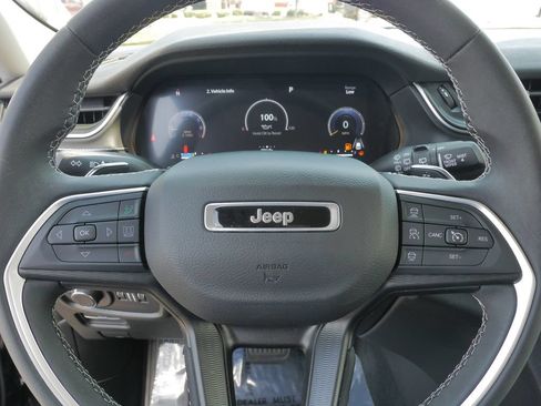 Used 2023 Jeep Grand Cherokee Laredo AWD/4WD image 24