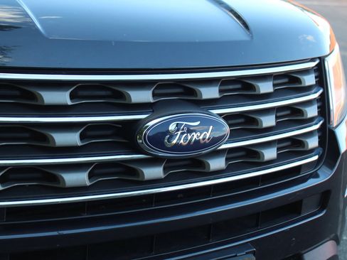 Used 2017 Ford Explorer XLT w/ Equipment Group 202A AWD/4WD image 36