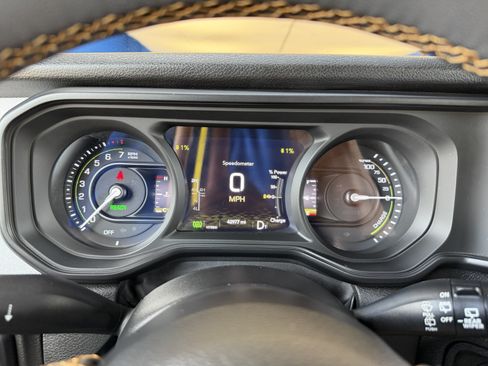 Used 2024 Jeep Wrangler Unlimited w/ Convenience Group AWD/4WD image 18