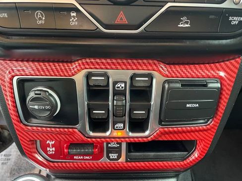 Used 2021 Jeep Gladiator Rubicon w/ Cold Weather Group AWD/4WD image 21