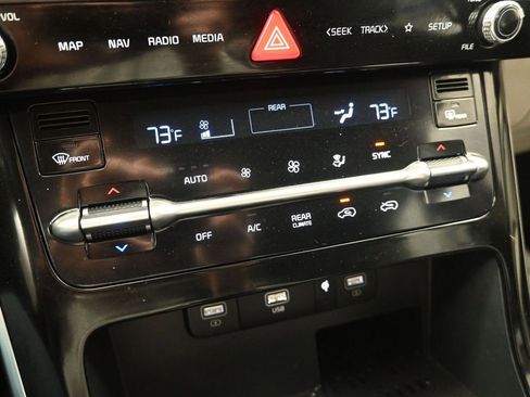 Used 2024 Kia Carnival EX image 21