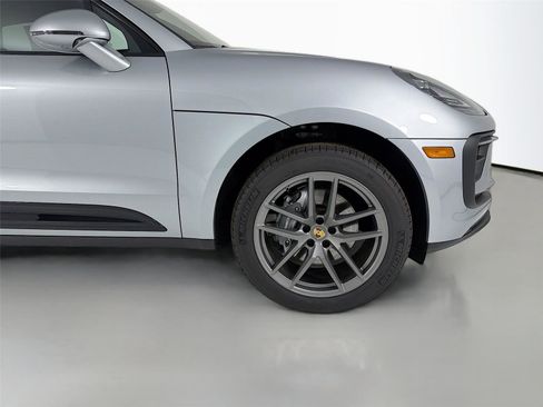 Certified 2025 Porsche Macan image 30