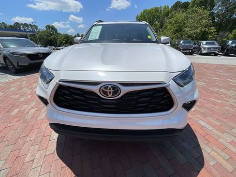 Used 2024 Toyota Highlander XLE AWD/4WD image 23