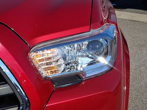 Certified 2017 Toyota Tacoma SR5 image 12