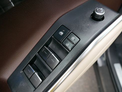 Used 2021 Toyota Highlander Limited image 19