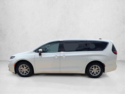 Used 2023 Chrysler Pacifica Touring-L FWD image 9