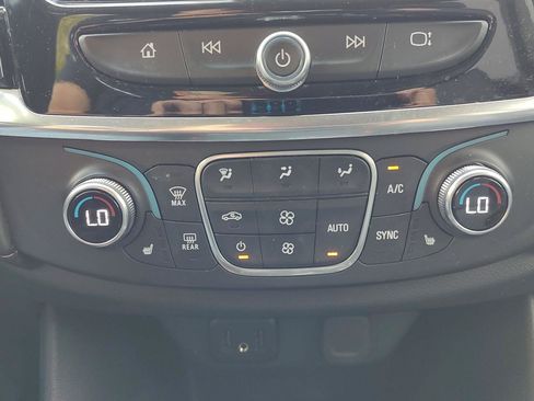 Used 2019 Chevrolet Traverse LT w/ LT Premium Package FWD image 11