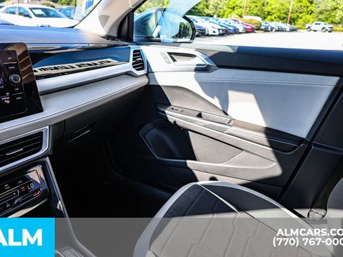 Used 2025 Volkswagen Taos SE FWD image 43
