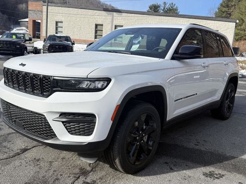 New 2025 Jeep Grand Cherokee Altitude image 1