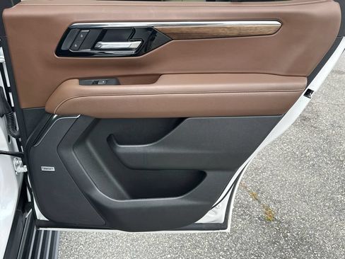 Used 2025 Chevrolet Tahoe High Country AWD/4WD image 16