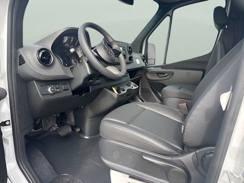 Used 2025 Mercedes-Benz Sprinter 2500 image 9