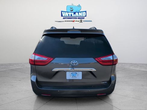 Used 2017 Toyota Sienna L image 4