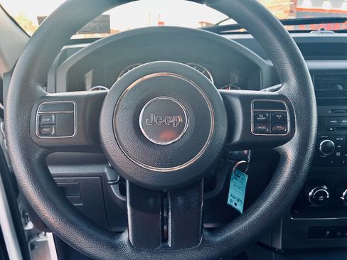 Used 2012 Jeep Liberty Sport image 17