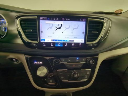 Used 2021 Chrysler Pacifica Touring-L image 23