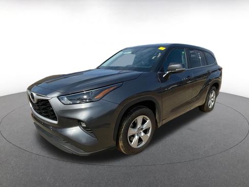 Used 2025 Toyota Highlander LE image 9