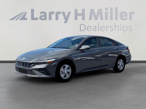 New 2026 Hyundai Elantra SE FWD image 2
