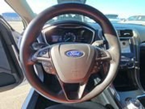 Used 2019 Ford Fusion SE FWD image 5