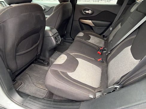 Used 2018 Jeep Cherokee Latitude w/ Altitude Package image 17