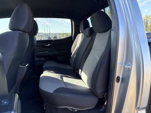 Used 2022 Toyota Tacoma TRD Off-Road AWD/4WD image 32