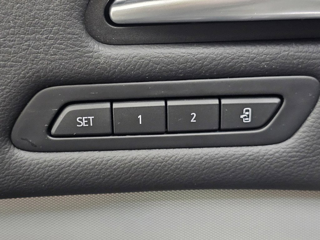 Used 2023 Cadillac XT4 Premium Luxury w/ Technology Package AWD/4WD image 37