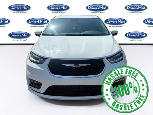 Used 2023 Chrysler Pacifica Touring-L FWD image 2