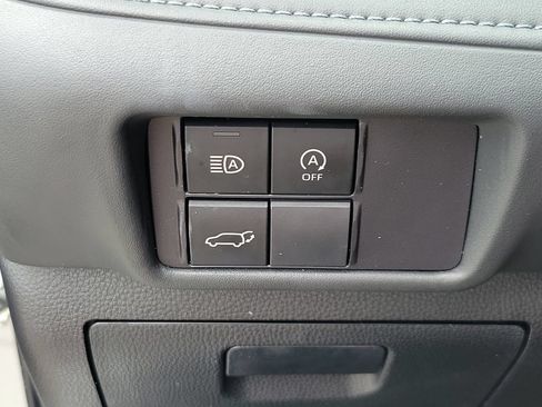 Used 2023 Toyota Highlander LE FWD image 32