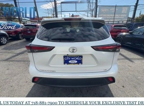 Used 2024 Toyota Highlander LE FWD image 4