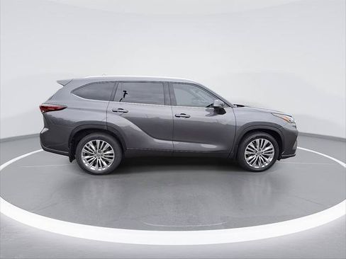 Certified 2024 Toyota Highlander Platinum AWD/4WD image 10
