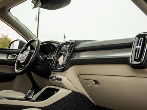 Used 2021 Volvo XC40 T5 Momentum w/ Protection Package Premier image 39