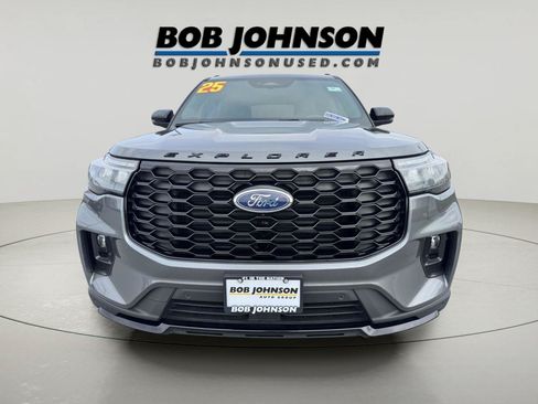 Used 2025 Ford Explorer ST-Line w/ ST-Line Street Pack AWD/4WD image 8