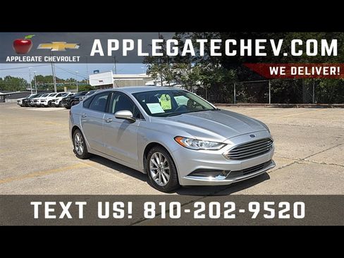 Used 2017 Ford Fusion SE w/ Fusion SE Technology Package FWD image 1
