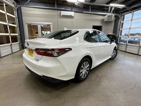 Used 2021 Toyota Camry LE FWD image 5