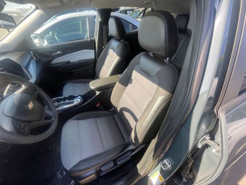 Used 2025 Chevrolet Trax LT image 36
