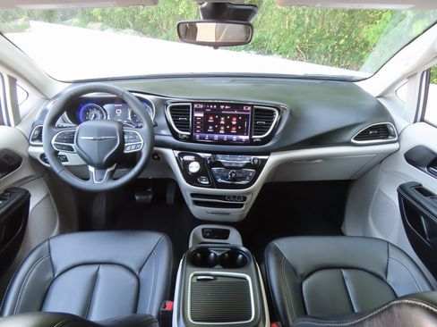 Used 2023 Chrysler Pacifica Touring-L image 4