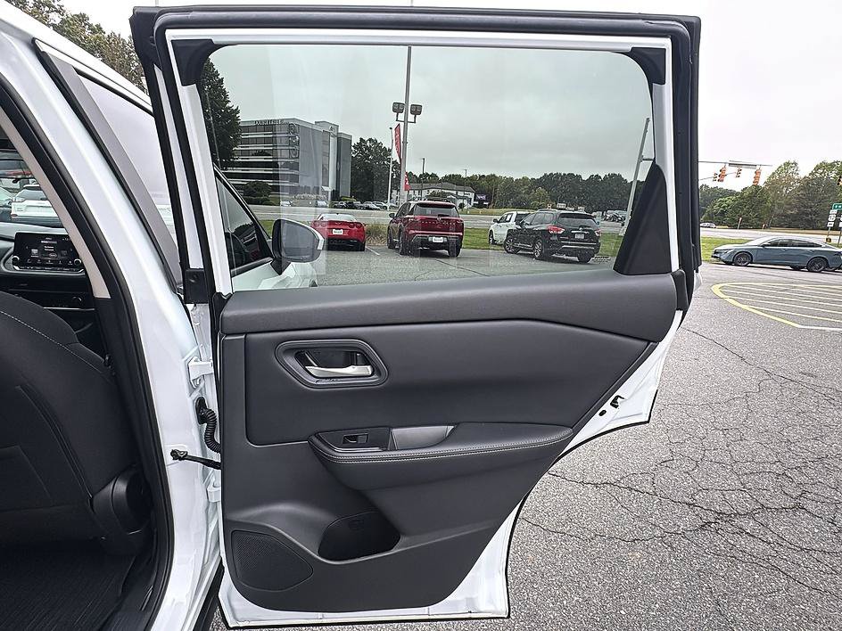 Certified 2026 Nissan Rogue SV FWD image 28