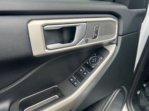 Used 2023 Ford Explorer Limited image 11