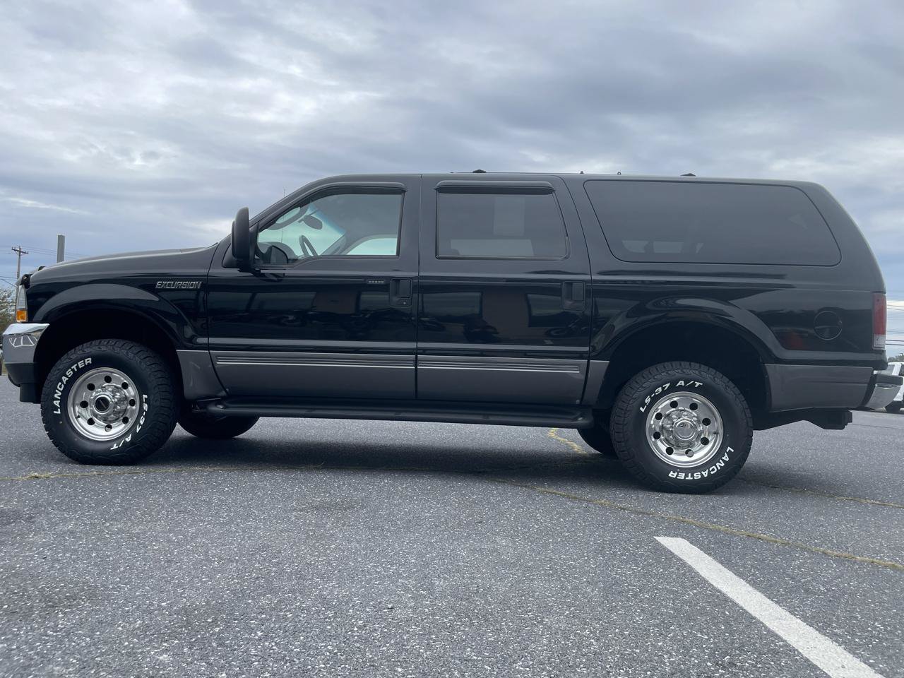 Used 2003 Ford Excursion XLT AWD/4WD image 2