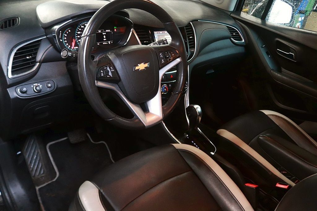 Used 2018 Chevrolet Trax Premier w/ Midnight Edition AWD/4WD image 11