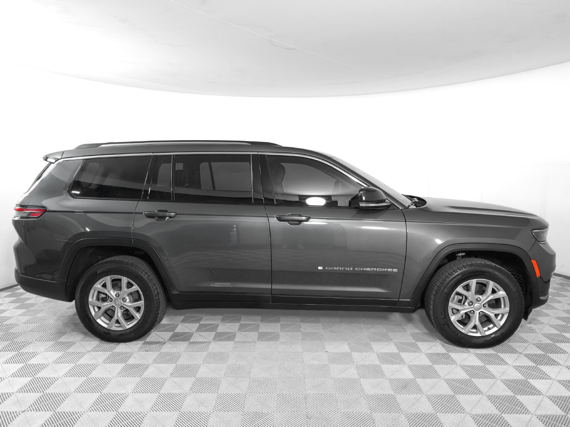 Used 2023 Jeep Grand Cherokee L Limited AWD/4WD image 4