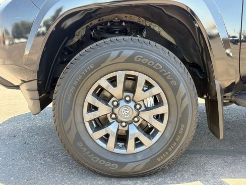 Used 2021 Toyota Tacoma SR5 AWD/4WD image 9