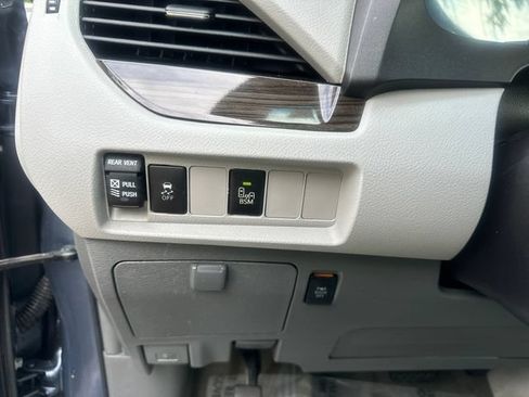 Certified 2017 Toyota Sienna XLE FWD image 33