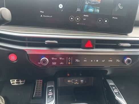 Used 2025 Kia Sorento SX Prestige w/ Olive Brown Leather Package image 27