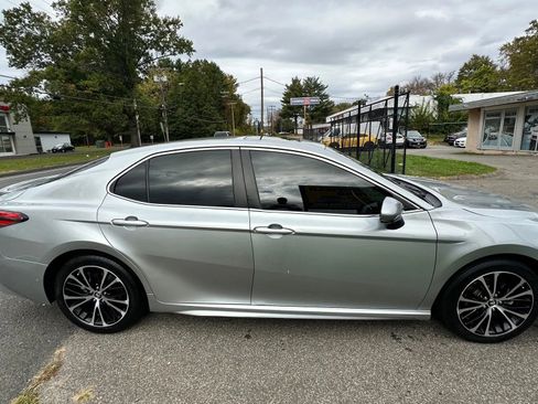 Used 2018 Toyota Camry SE image 4
