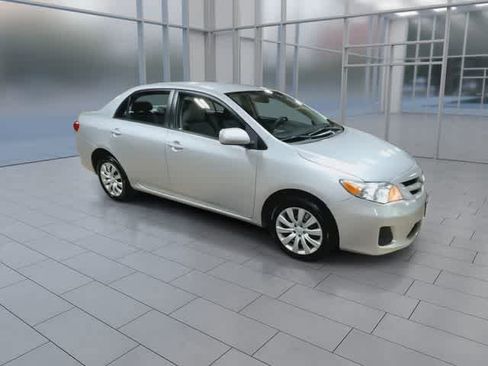 Used 2012 Toyota Corolla LE FWD image 2